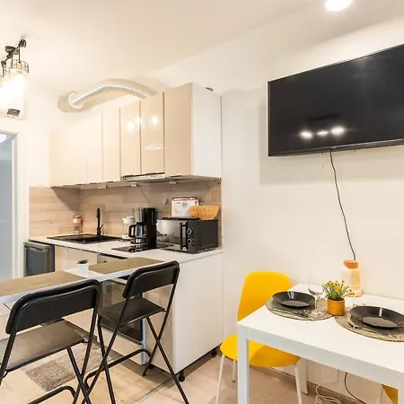 Modern Newly-built By The New York Cafe Апартаменты