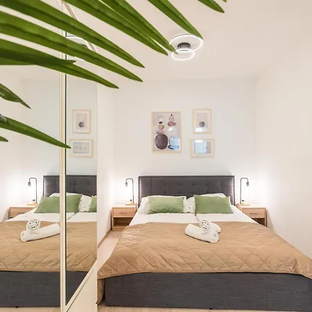 Modern Newly-built By The New York Cafe Апартаменты