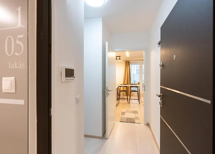 Modern Newly-built By The New York Cafe Apartament